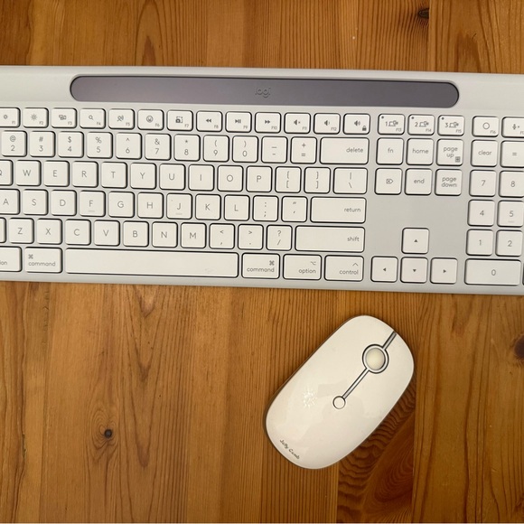 Logitech Light-Powered White Keyboard - Picture 5 of 5